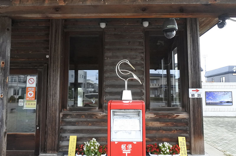 ポストの上にある鶴のオブジェ