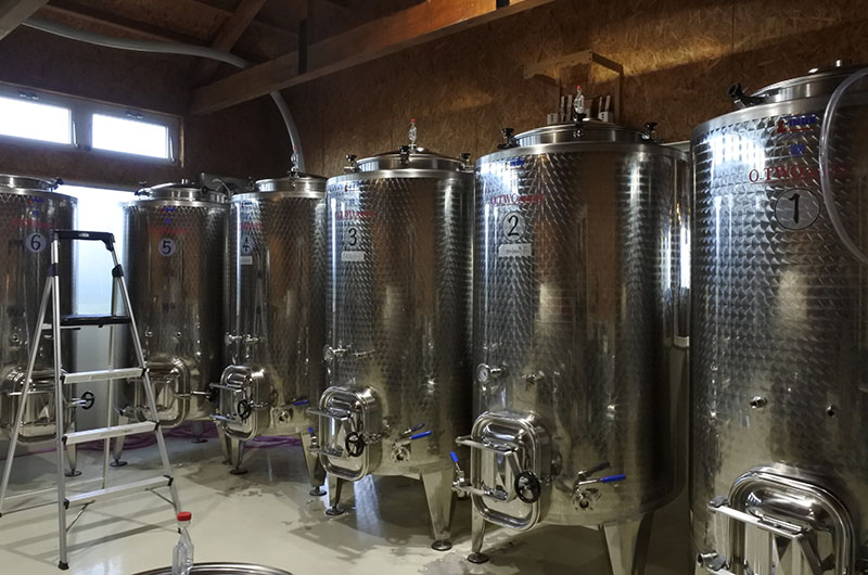 発酵中のステンレスタンク