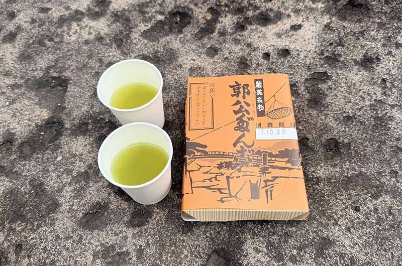 カゴに入っていただんごとお茶