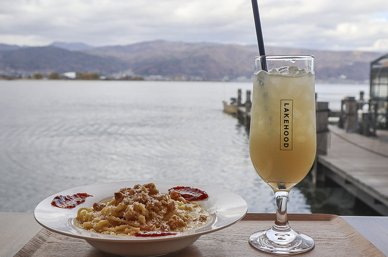 信州味噌とくるみのカルボナーラ　長野県産のリンゴジュース