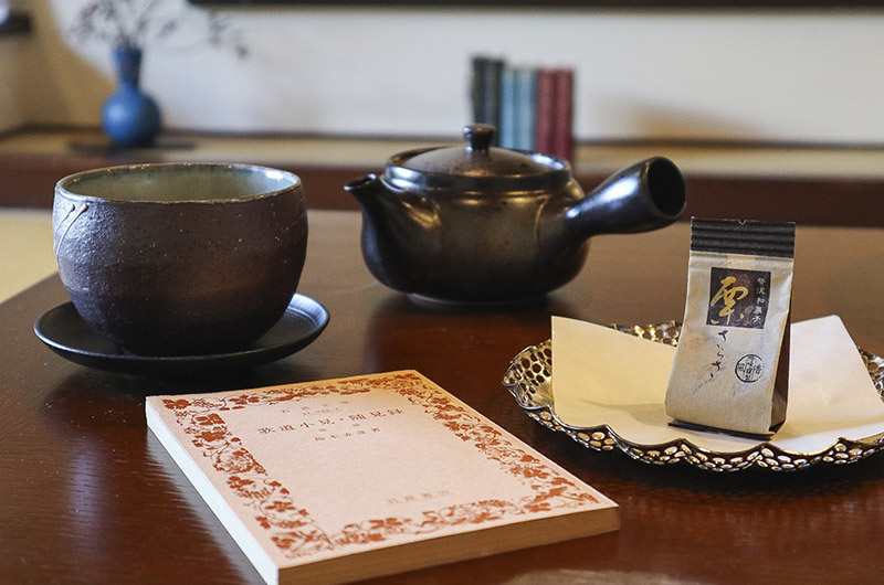 客室の本やお茶菓子