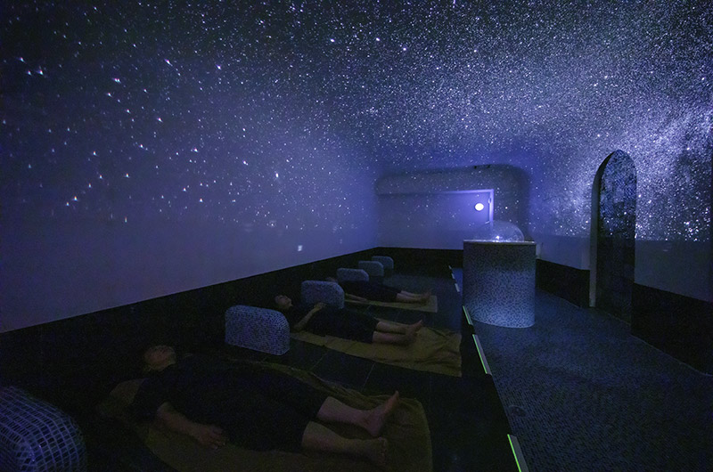 プラネタリウム岩盤浴「蓼科 Stargazer」（写真提供：創業大正十五年 蓼科 親湯温泉）