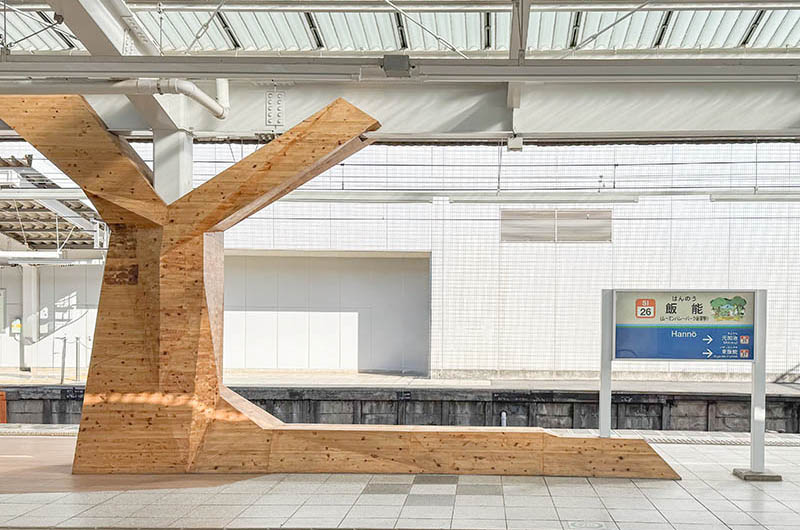 飯能駅　木のオブジェ