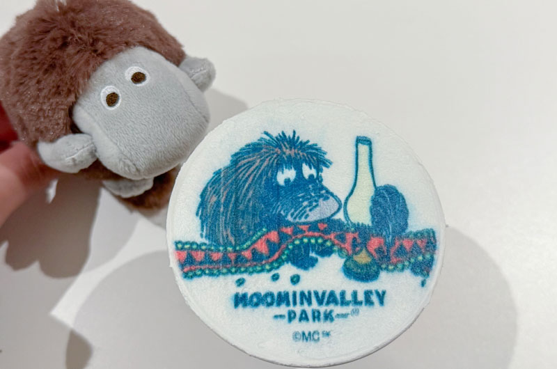 限定アートラテご先祖さま　ぬいぐるみは筆者私物 