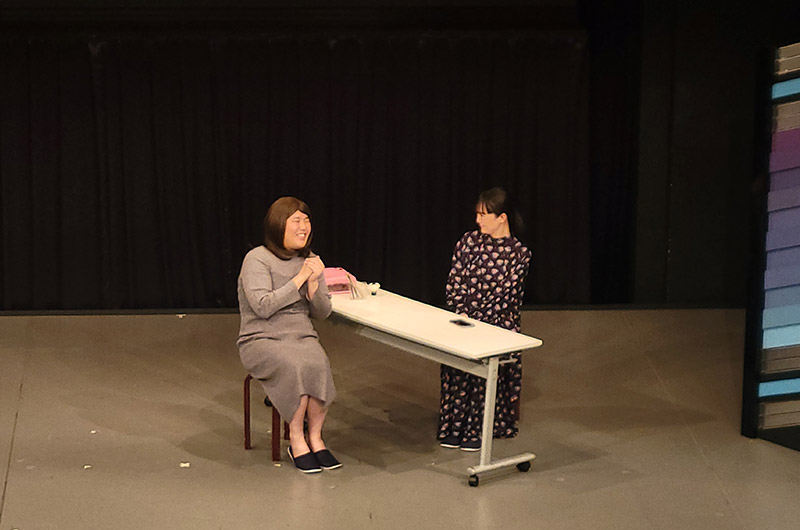 コントネタを披露する「蛙亭」