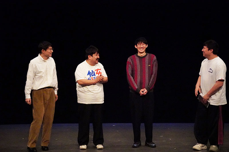 オープニングトークをする「ロングコートダディ」と「空気階段」（写真提供：吉本興業）