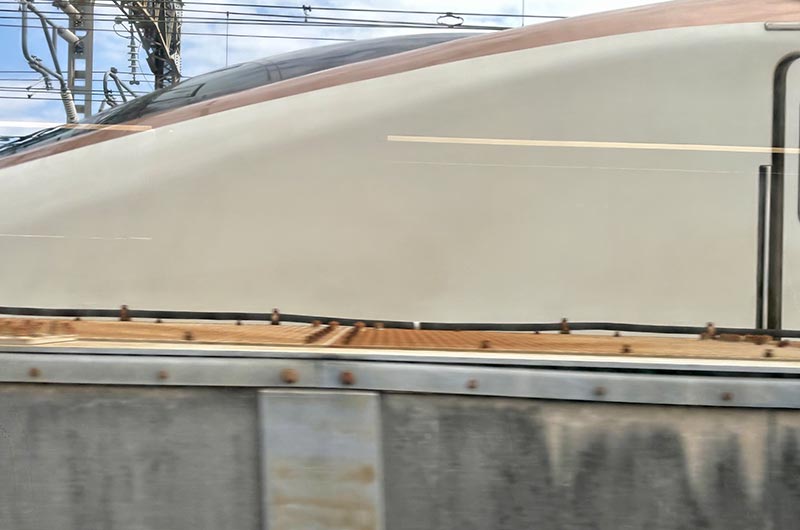 隣を走る新幹線