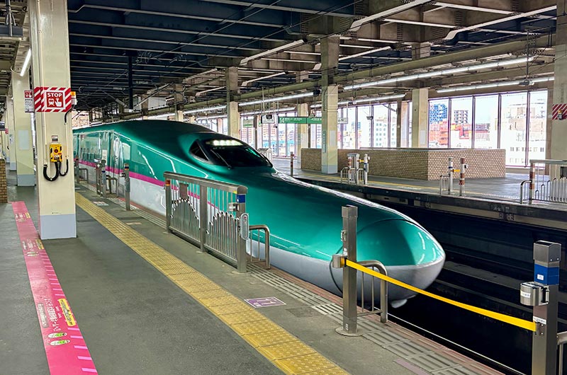 大宮駅に停車中の新幹線