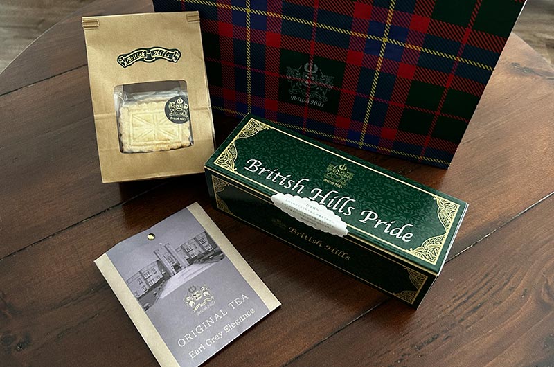 パウンドケーキ、ショートブレッド、紅茶をお土産に