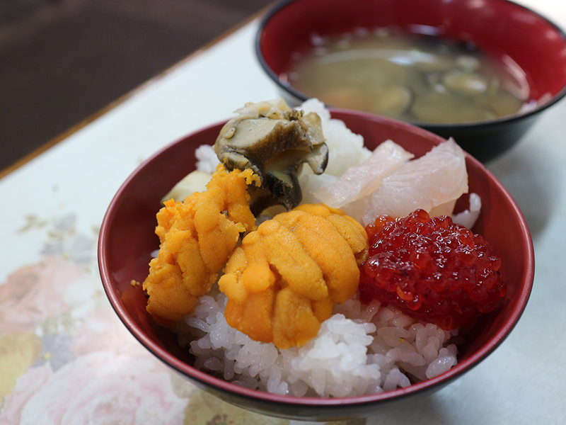 八戸の朝市　海鮮丼
