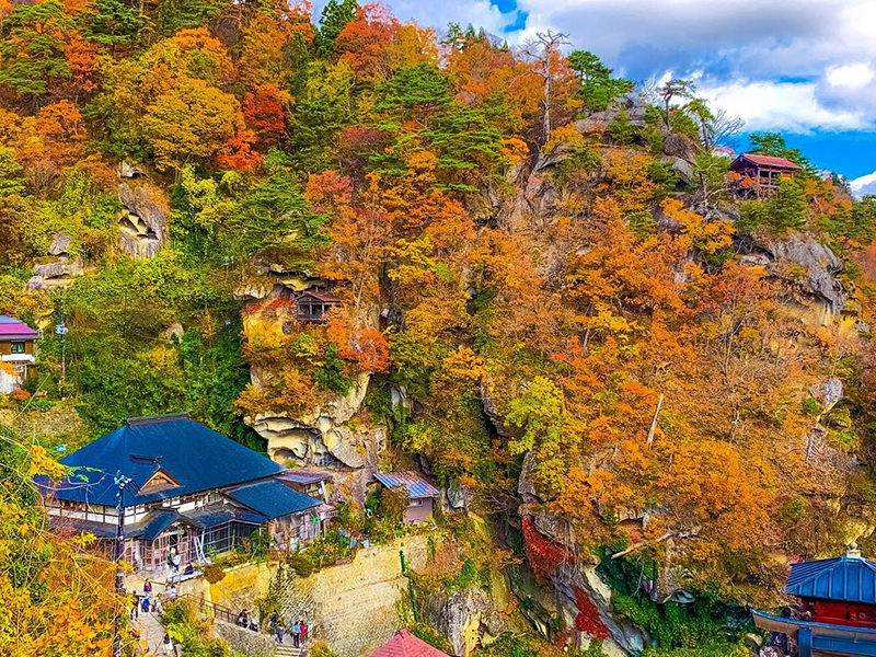 紅葉時期の宝珠山 立石寺
