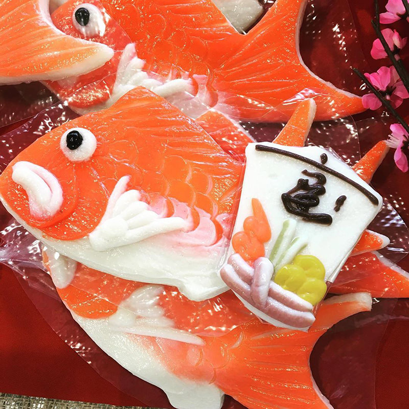鯛をかたどった細工かまぼこ