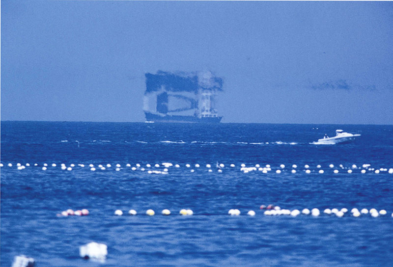 船の姿が反転して浮かび上がる不思議な風景
