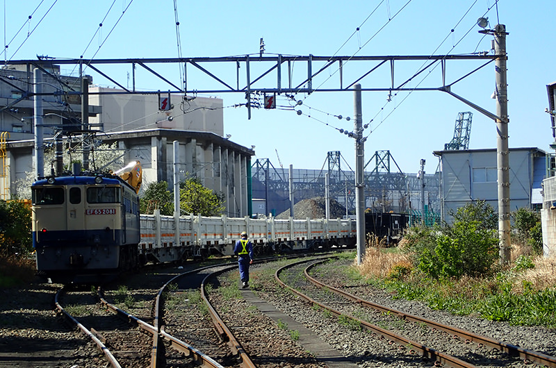 工場の間を走り抜ける貨物列車