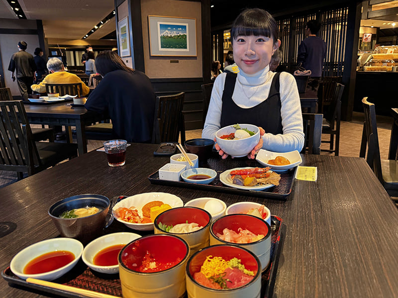 海鮮を食べる「旅する2人」のきょうかさん。