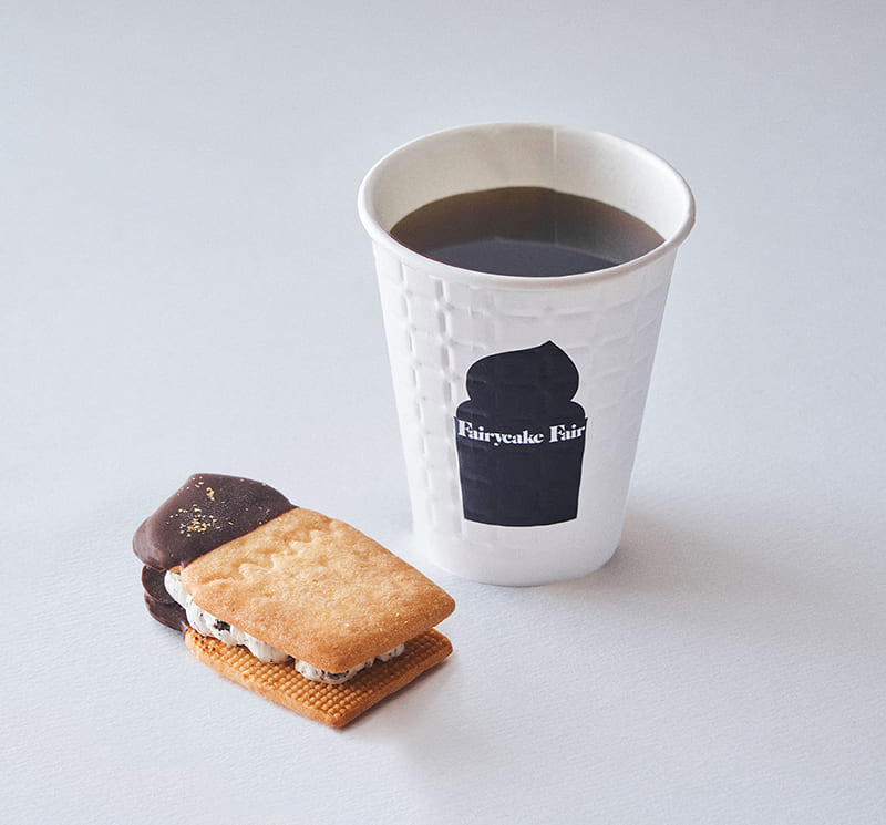 Fairycake Fair グランスタ東京店のコーヒーと生バターサンド（写真提供：有限会社コンテンポラリープランニングセンター）。