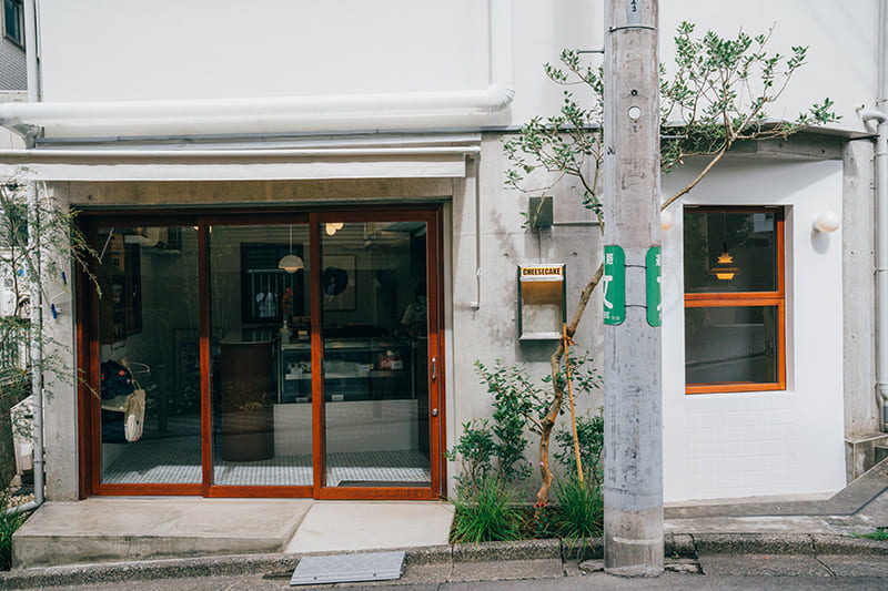 cafe The SUN LIVES HEREの外観（写真提供：株式会社SOMEWHERE）。