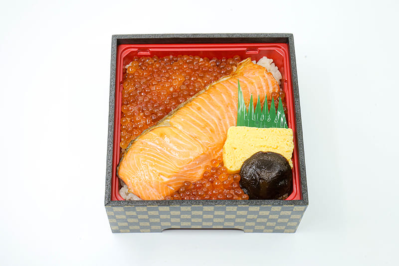 日本ばし大増の「鮭といくら弁当」（写真提供：株式会社JR東日本クロスステーション）