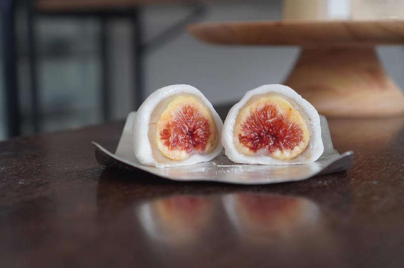 いちご大福と茶菓のお店 あかの「黒いちじく大福」（写真提供：株式会社sisty）。