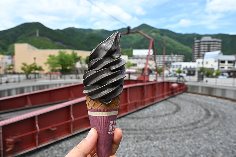 BENTO CAFE KODAMAの「ブラックソフトクリーム」