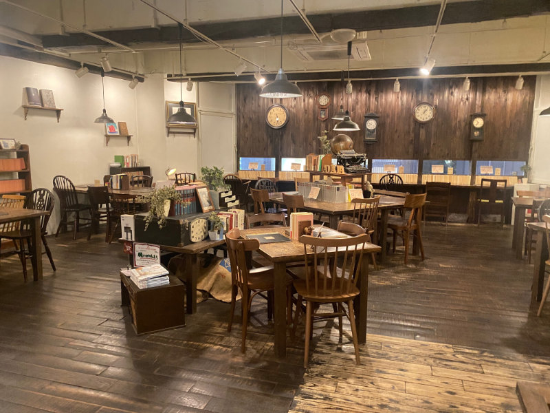Café青山文庫　-本と珈琲とインクの匂い-の内観（写真提供：Café青山文庫　-本と珈琲とインクの匂い-）。