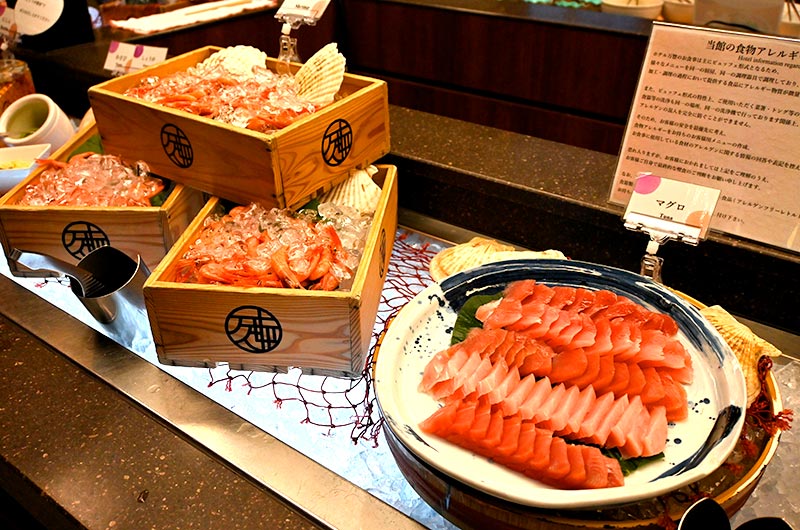 木箱に入った殻付きの甘エビとマグロ