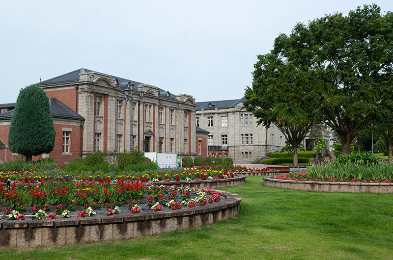 山形県郷土館「文翔館」前庭