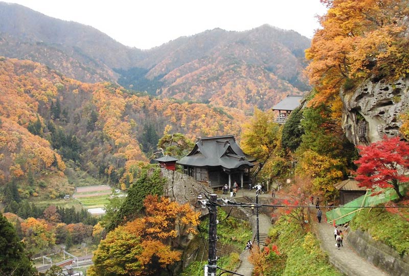 山寺（立石寺）の紅葉（写真提供：山寺観光協会）。