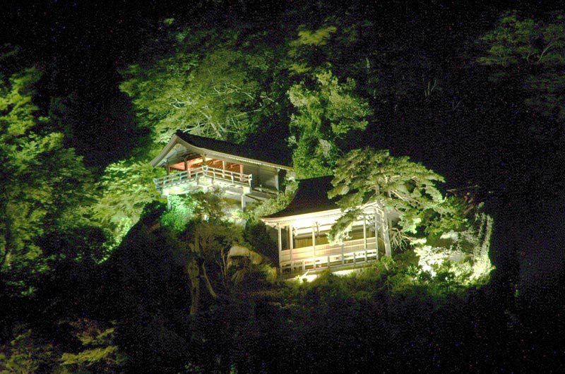 山寺（立石寺）のライトアップ（写真提供：山寺観光協会）。