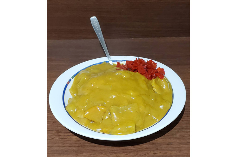 万代そばの「普通カレーライス」（写真提供：万代そば）。