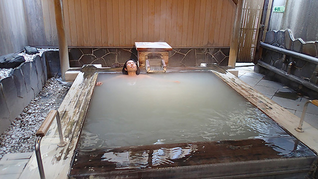 鳴子観光ホテルの露天風呂でくつろぐ筆者