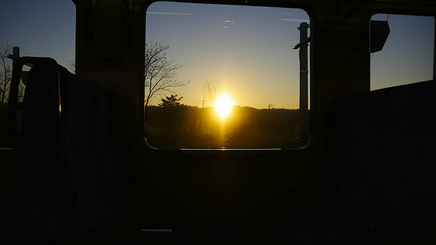鳴子温泉から東京へ向かう列車の車窓から見える夕日
