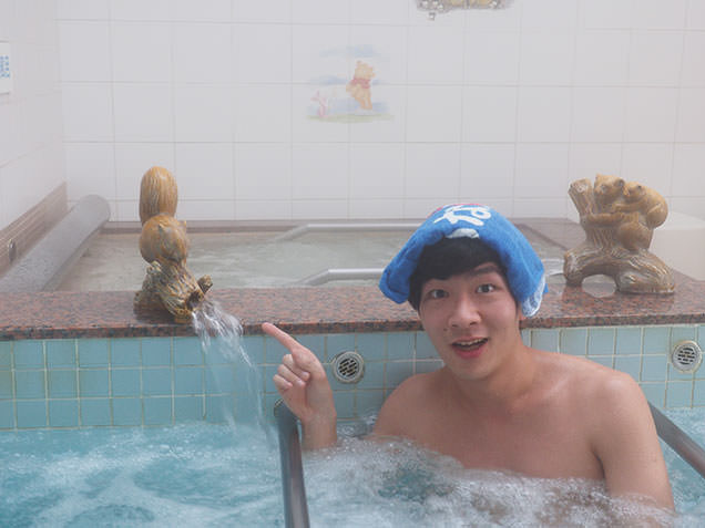 青森の銭湯「大福温泉」で入浴する風呂デューサー毎川直也