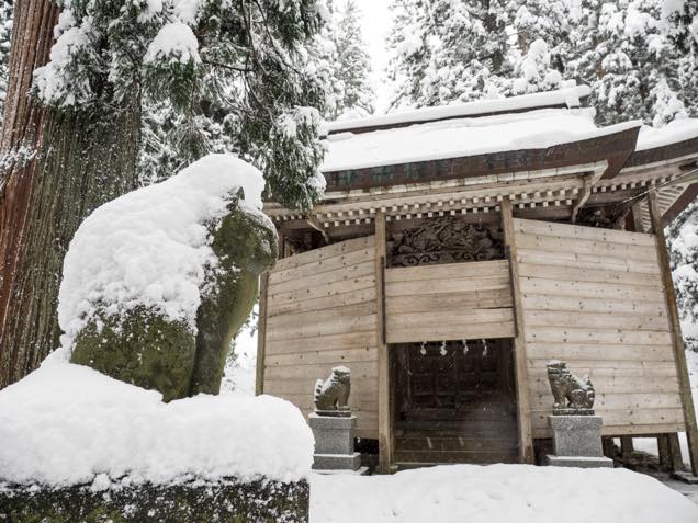 雪が積もった南部神社の猫叉権現