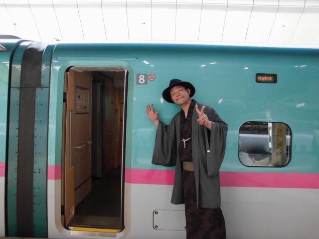 東京駅の新幹線ホームに立つ筆者