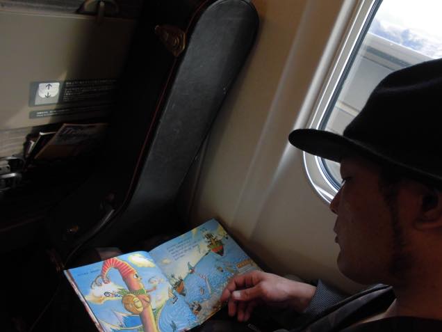 新幹線の車内で、クレーン謙さんの絵本を読む