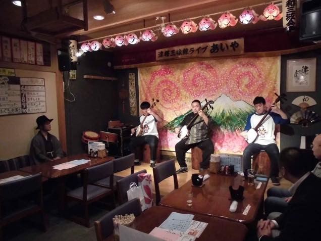津軽三味線ライヴ「あいや」にて演奏する、店主・渋谷和生さんとお弟子さん