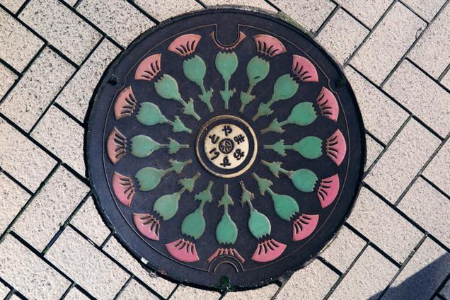  富山市のデザイン蓋は、市の花アザミの絵柄。