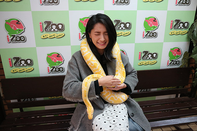 体感型動物園iZooでニシキヘビと記念撮影するライター