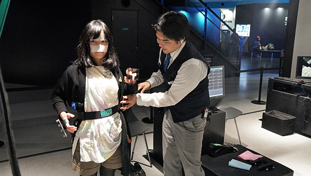 VR ZONE SHINJUKU　極限度胸試し 高所恐怖SHOW　説明を受けるライター