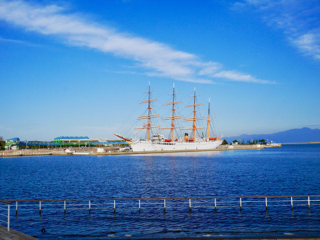 富山湾に停泊する船