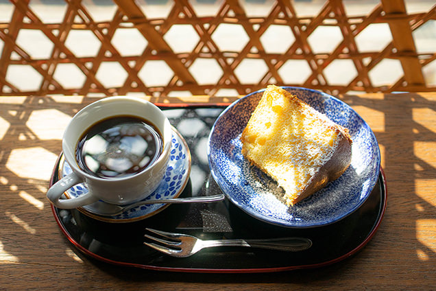 シフォンケーキとコーヒーのセット