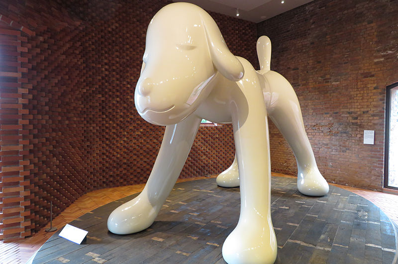 奈良美智「A to Z Memorial Dog」2007年©︎Yoshitomo Nara