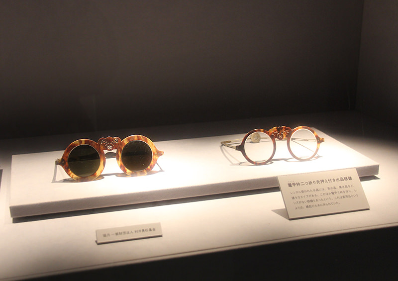 展示されている2つの眼鏡。鯖江市メガネミュージアムにて