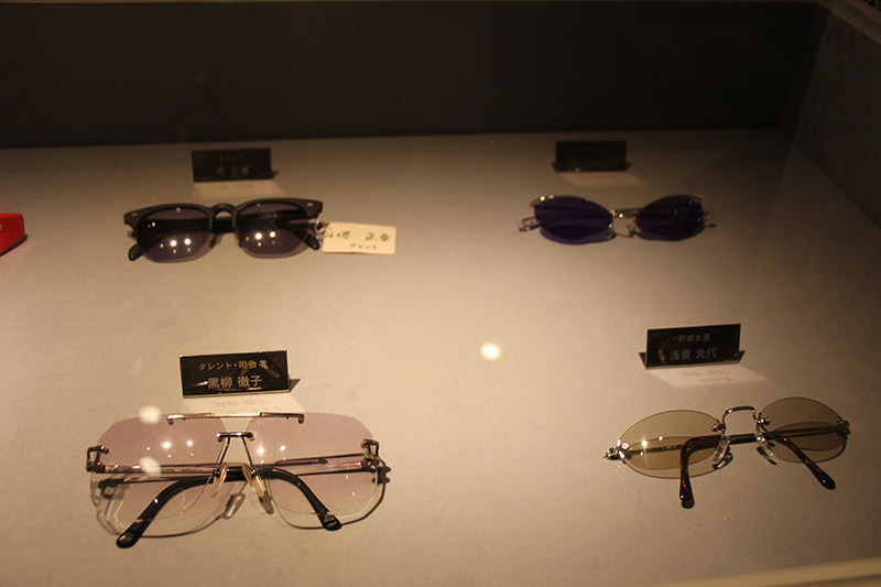展示されている4つの眼鏡。鯖江市メガネミュージアムにて
