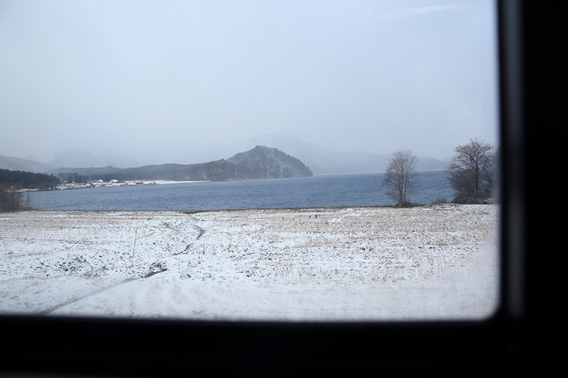 バスの車窓　田沢湖