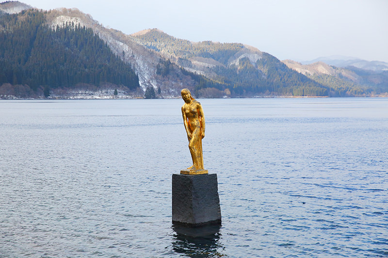 湖の中に黄金の「たつこ像」。