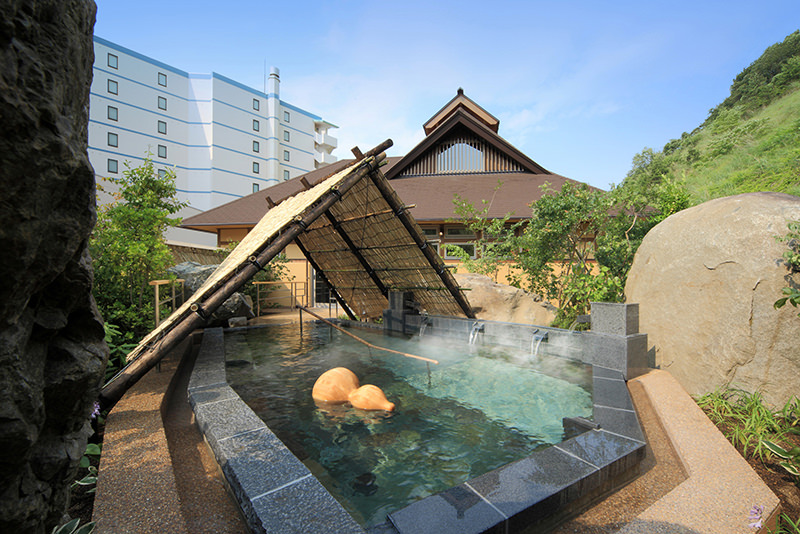 大岩の湯の露天風呂（写真提供：ホテル紫苑）