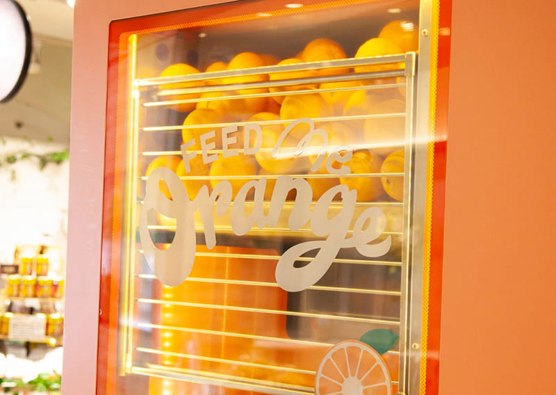 生搾りオレンジジュース自動販売機アップ