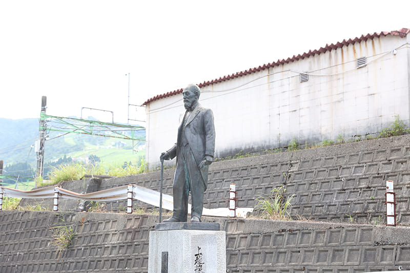 岡村貢の像